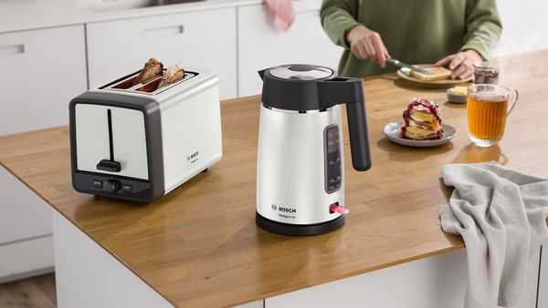 Zu sehen ist ein Bosch Frühstücksset mit Küchengeräten in hellem Design.