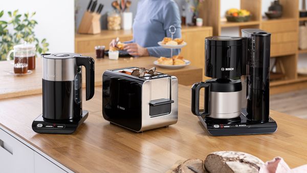 Es ist ein edles Frühstücksset der Styline Serie mit hochwertigen Bosch Küchengeräten in Schwarz zu sehen.
