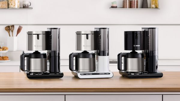 Zu sehen sind hochwertige Bosch Kaffeemaschinen der Styline Serie in drei verschiedenen Designs.