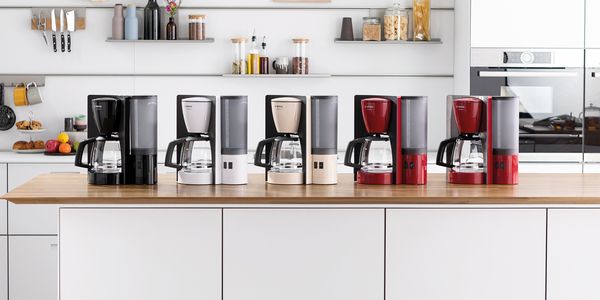 ComfortLine-Produktpalette mit Filterkaffeemaschinen in verschiedenen Farben: Schwarz, Weiß, Creme und Rot