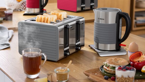 Snídaňový stůl se setem Silicone. Konvice a toaster na 4 toasty v nerezu a šedé. 