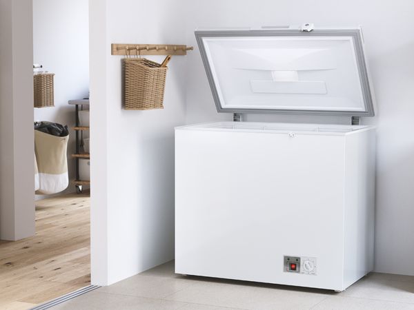 Ladă frigorifică independentă albă Bosch într-o cameră albă modernă.