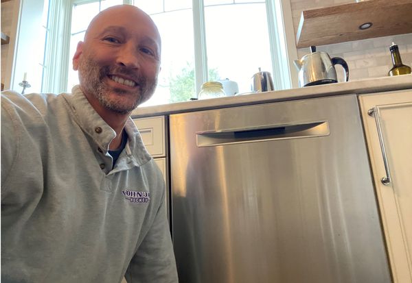 Customer in front of his Bosch dishwasher
