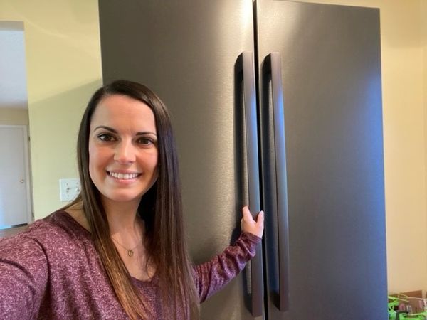 Customer in front of her Bosch refrigerator