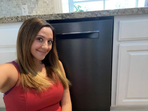 Customer in front of her Bosch dishwasher