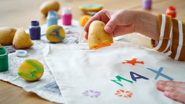 Stoff mit Kartoffelstempeln zu bedrucken ist eine kreative Idee für jedes Alter.