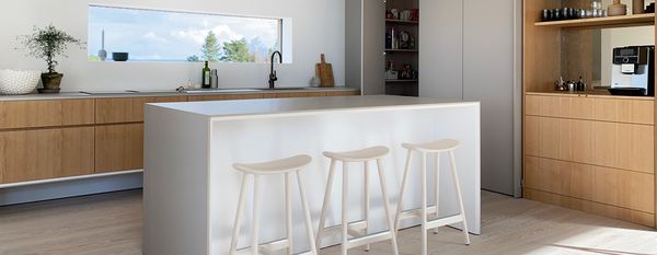 Bild på kök med inbyggda vitvaror och inbyggt skafferi