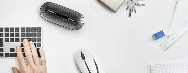 Une main tape sur un clavier pour obtenir des renseignements à côté d'une souris et d'un FreshUp.