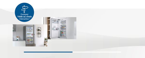 Réfrigérateur noir pose-libre Bosch avec deux grandes portes dans une cuisine moderne baignée de lumière.