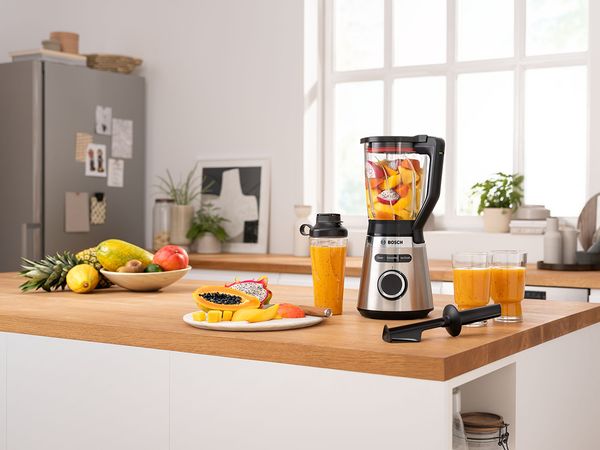 Vitapower in de keuken met exotische gele fruit maakt een heerlijke smoothie.