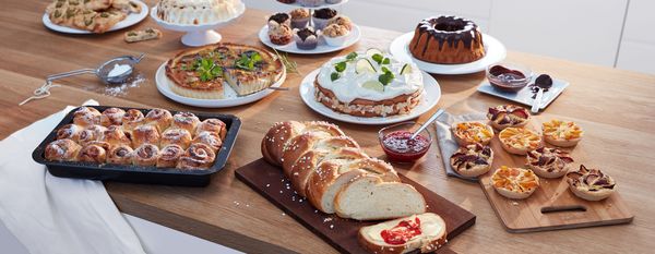 Tafel met heerlijke zelfgemaakte zoete en hartige lekkernijen