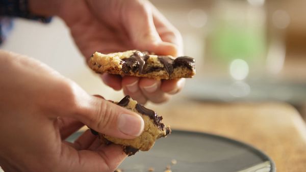 Brauner Zucker und Schokotropfen sind die wichtigsten Zutaten der Cookies.