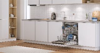Integrirani pomivalni stroj Bosch v sodobni beli kuhinji.