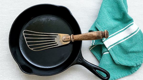 how to clean a burnt pan