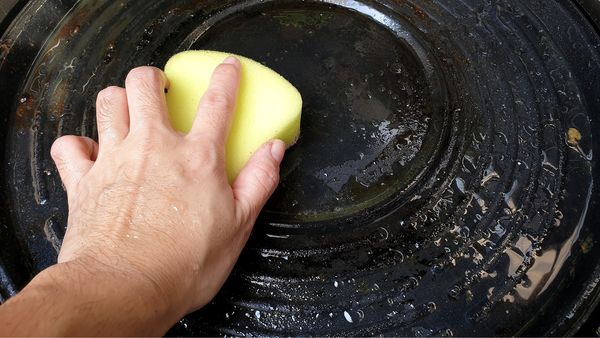 cleaning pan with baking soda 