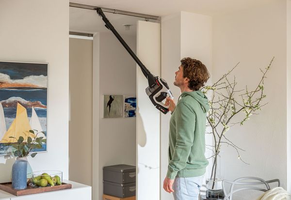 Thanks to adjustability, with Bosch Unlimited Gen2 Series 8 only one device is needed to reach every nook and cranny while protecting spine and back.