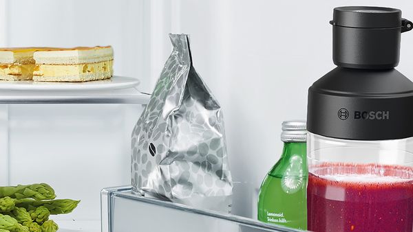 Bosch vacuum ToGo bottle full of a fruit smoothie in a fridge.