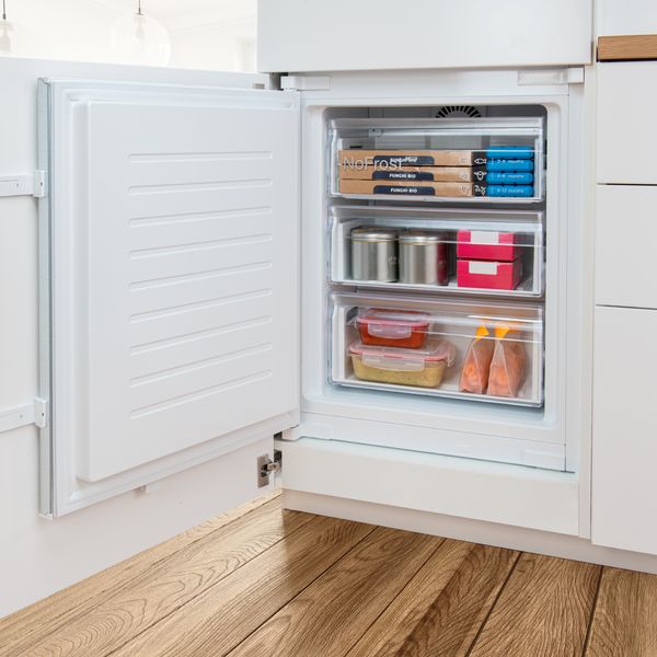 Combinele frigorifice cu VitaFresh de la Bosch păstrează alimentele proaspete mai mult timp.