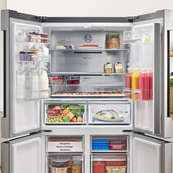 De nieuwe French Door koelkasten bieden extra veel ruimte, zijn uitgerust met een vershoudsysteem om voeding langer vers te houden en hebben prachtige LED-verlichting om alles gemakkelijk te kunnen zien.