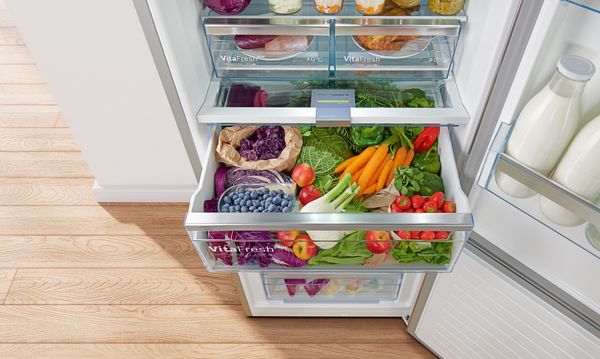 	Boschevi zamrzovalniki VitaFresh v hladilniku vsebujejo klimatizirane predale za shranjevanje zelenjave v hladilniku.