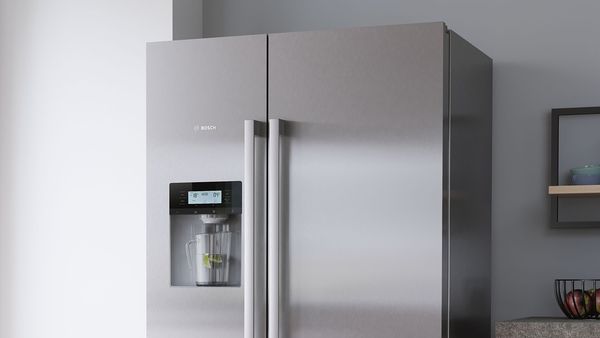 Mit der Side-by-Side Kühl-Gefrier-Kombination von Bosch können Sie ganz einfach Eiswürfel selber machen.