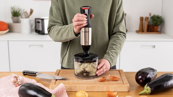 Taglia le cipolle e sminuzza l'aglio a mano o aiutandoti con un robot da cucina.
