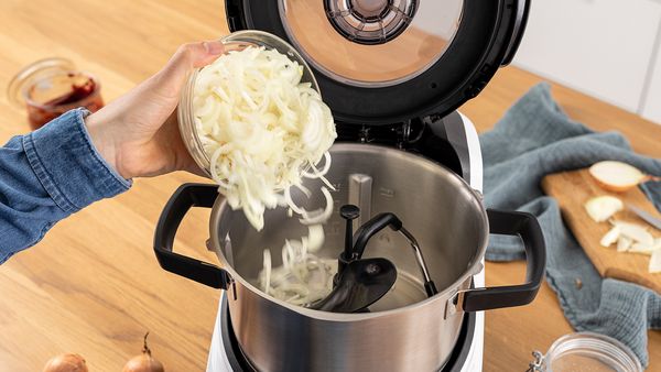 Nella fase successiva di preparazione del goulash, aglio e cipolle vengono lasciati cuocere fino a diventare trasparenti.