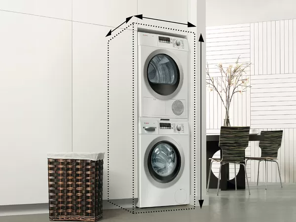 Lavanderia con mobile asciugatrice sopra lavatrice