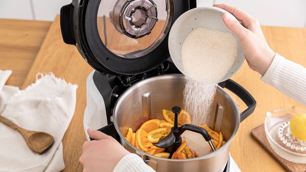 Preparazione di marmellata fatta in casa con arance, zucca e zucchero, con il robot da cucina Bosch Cookit. 