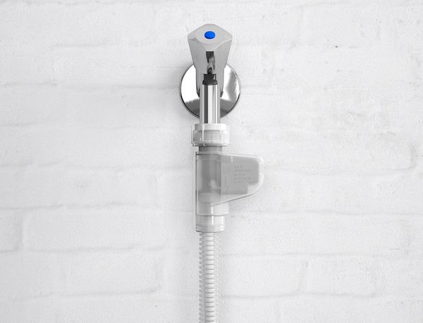 AquaStop-system fastgjort til vandtilslutning på væggen for at forhindre et vandudslip.