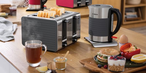 Auf einer Küchenarbeitsplatte befindet sich ein Bosch Frühstücksset mit Silikonauskleidung.