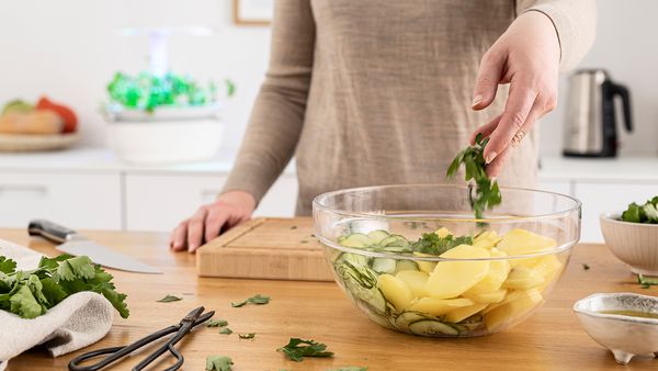 Aggiungi il prezzemolo a patate e cetrioli per un'insalata perfetta.