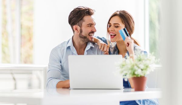 Man och kvinna gör ett köp online