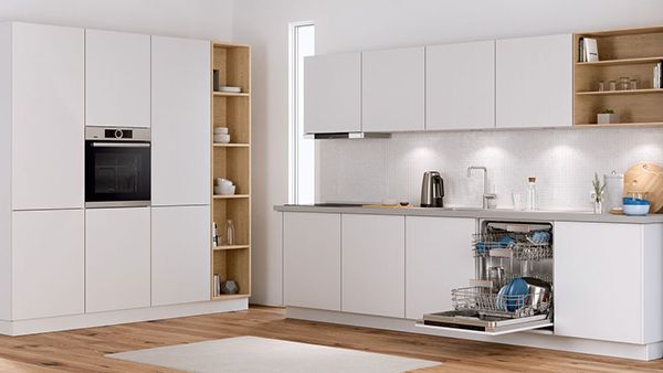 Cocina abierta y moderna con electrodomésticos Bosch.