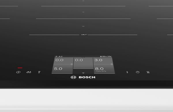 En Bosch elektrisk platetopp med en TFT-berøringsskjerm for betjening.