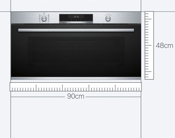 Een Bosch dubbele oven ingebouwd in een wand in een moderne witte keuken. 