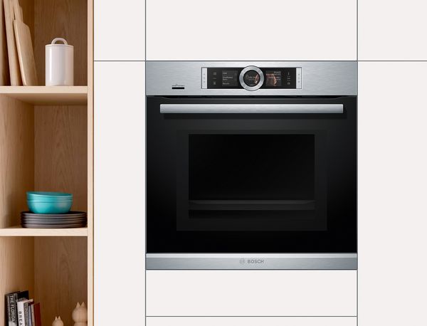 Bosch konvekcinė orkaitė su mikrobangų funkcija modernioje virtuvėje.