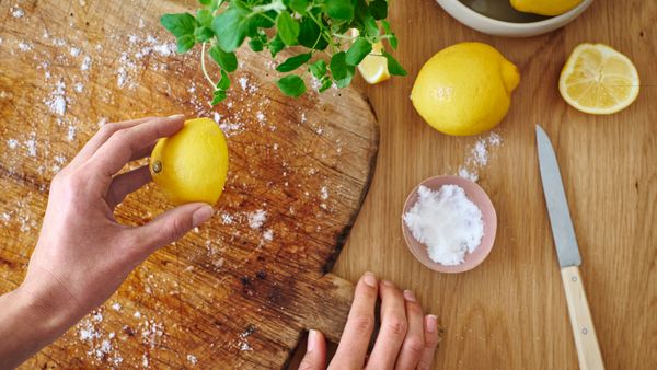 Mit Zitronensäure lassen sich Gerüche entfernen.