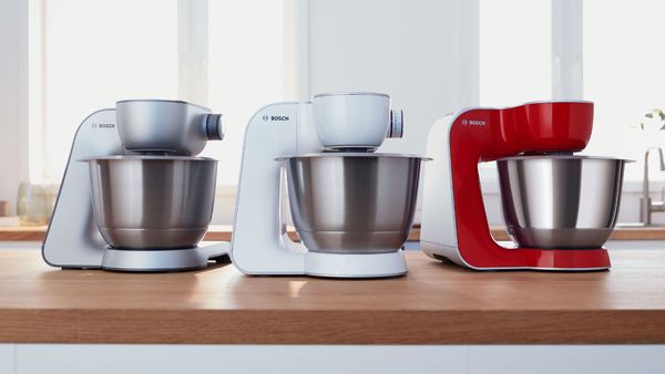 En samling av kjøkkenmaskiner i sølv, hvit og rød.