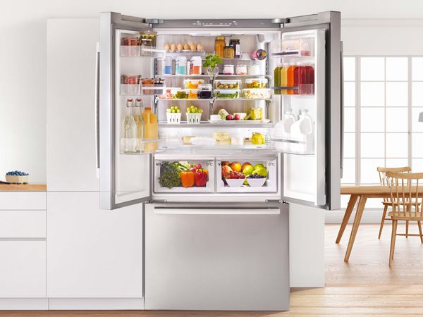 De nieuwe premium French Door koelkasten bieden extra veel ruimte en zijn uitgerust met een vershoudsysteem om voeding langer vers te houden.