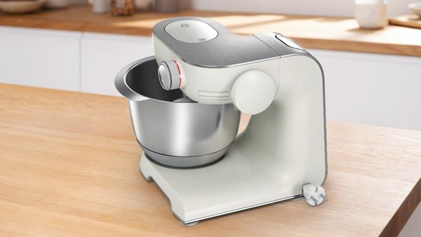 Eine weiße Küchenmaschine von Bosch in Edelstahloptik mit EasyStorage-Feature.
