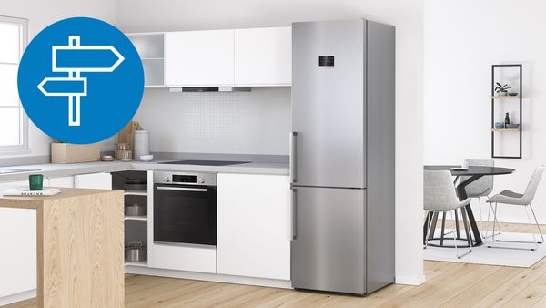Combină frigorifică independentă Bosch argintie într-o bucătărie albă.