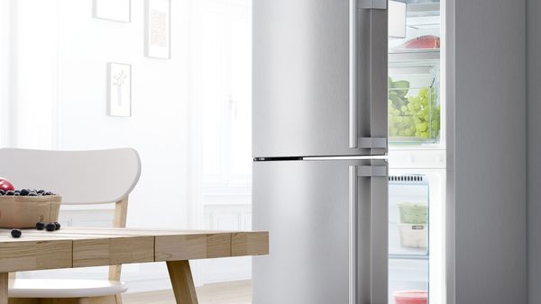 Freistehender silberfarbener Kühlschrank mit der Funktion SuperKühlen.