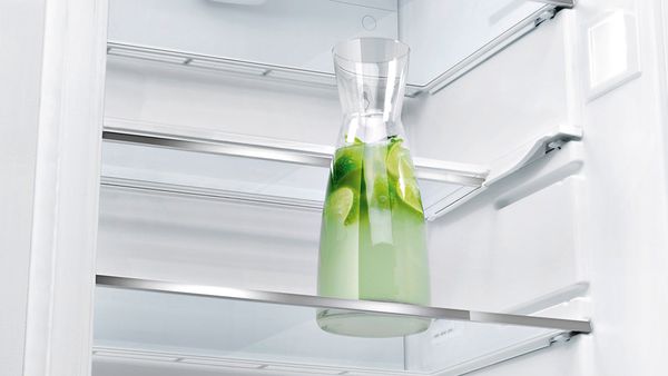 Close-up van een versteld Vario-plateau om plaats te maken voor een fles in een grote Bosch-koelkast.