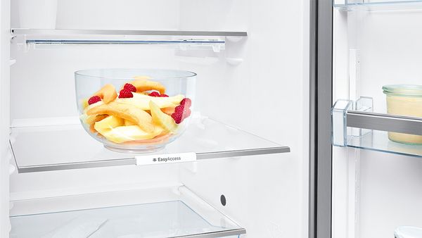 Nahaufnahme der ausziehbaren bruchsicheren EasyAccess Shelf-Ablage in einem großen Bosch Kühlschrank.