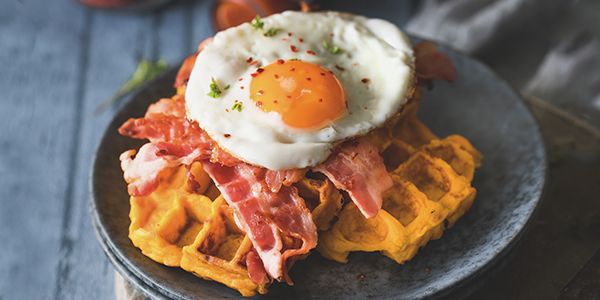 Let your Cookit guide you through creative breaksfast recipes, like these waffles with sweet potatoes for an unexpected twist. Topped with fried bacon and an egg. 