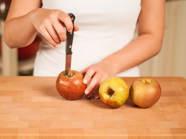 Enlever les trognons de pomme sur une planche à découper