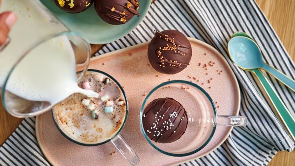 Hot Chocolate Bombs stecken voller leckerer Überraschungen.