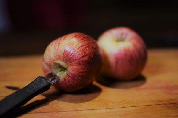 Äpplen skärs med grönsaksskärare 