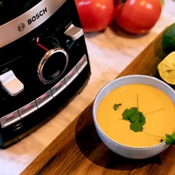 Bild på VitaBoost High Speed Blender och två skålar med soppa 